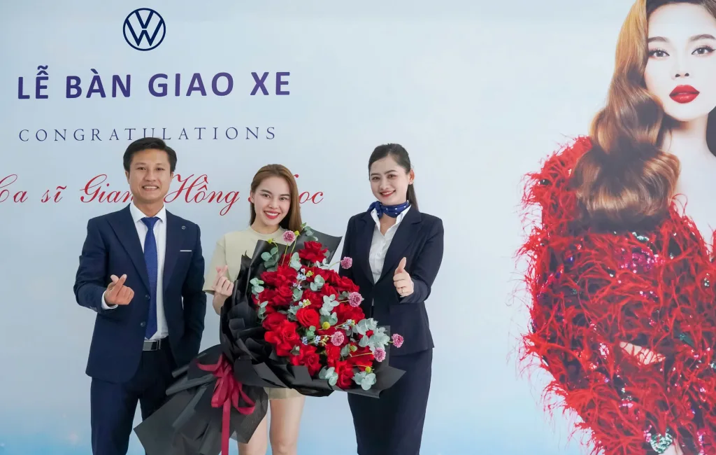 Volkswagen Viloran đồng h&agrave;nh động c&ugrave;ng vị kh&aacute;ch h&agrave;ng đặc biệt - Ca sĩ Giang Hồng Ngọc